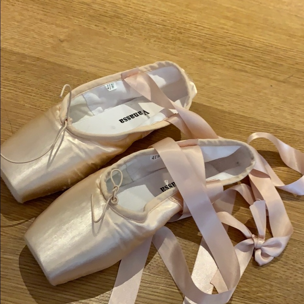 Point shoes